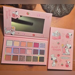 Snoopy 'Sweet Dreams' Eyeshadow Palette - 18 Shades